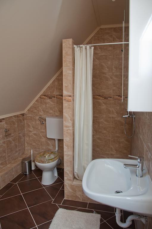 Alt Baden Apartement Dunaszekcso Oda fotoğraf